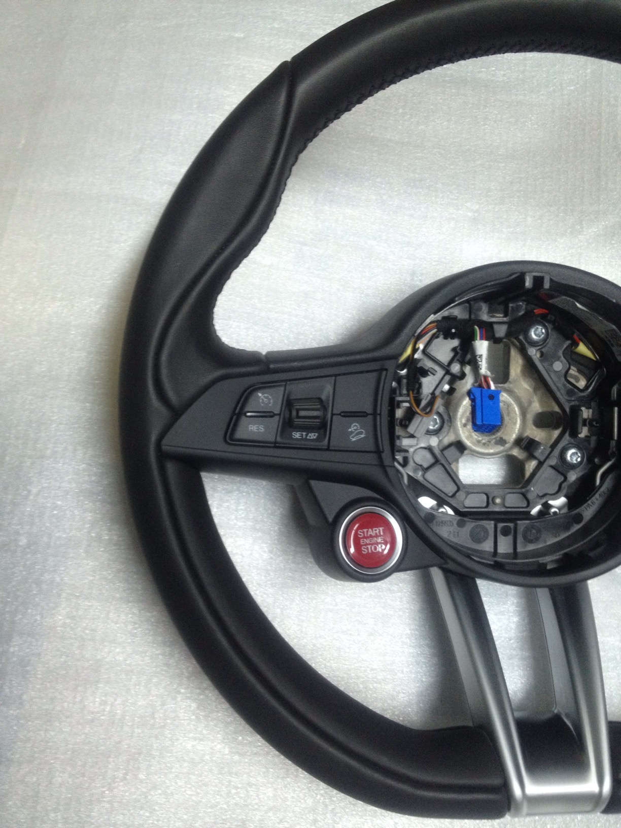 Alfa steering wheel Stelvio; Giulia New 01561247410 flat bottom