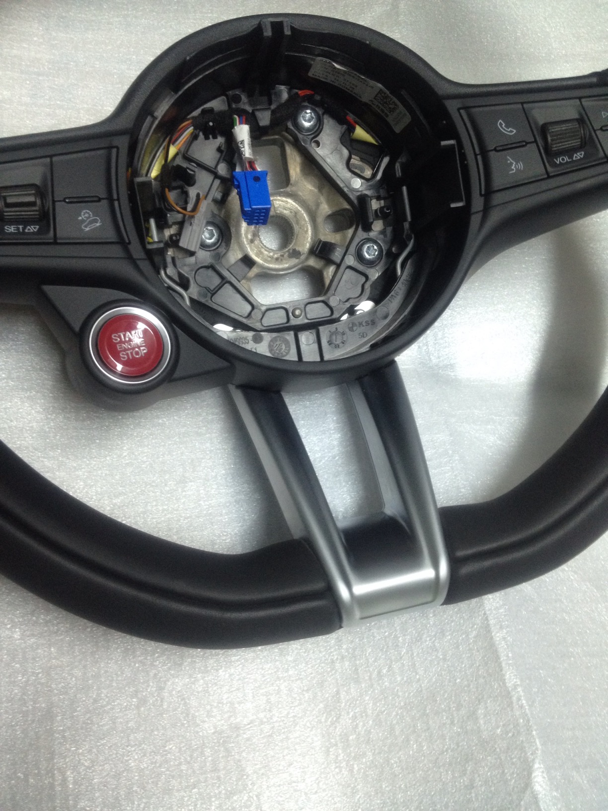 Alfa steering wheel Stelvio; Giulia New 01561247410 flat bottom