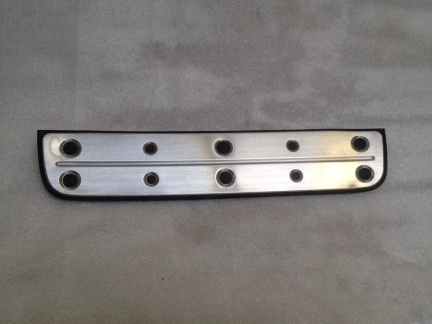 LEXUS IS200 IS300 REAR SILL COVER RIGHT 67930-53010 KICK PLATE ALTEZZA